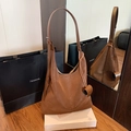 Borsa hobo marrone vintage in pelle con tracolla regolabile e mini ciondolo - Marrone