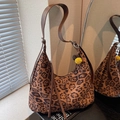 Hobo-Tasche im Leoparden-Look mit braunem Gurt und gelbem Plüsch-Anhänger - Braun