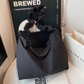 Schwarz-weiß karierte Canvas-Tragetasche mit gerafftem Griff und Knödelform-Design - Schwarz