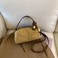 Borsa a bauletto in pelle scamosciata senape con manici marroni e dettagli dorati - Cachi