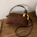 Borsa a bauletto in pelle scamosciata marrone scuro con fibbia dorata e tracolla - Marrone