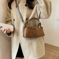 Borsa a cuscino in camoscio marrone con finiture in pelle e anello dorato da donna - Marrone