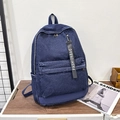 Zaino in denim blu scuro con cinturino con scritta e ampia tasca anteriore - Blu scuro