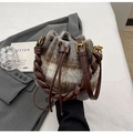 Détail du sac seau vintage en laine à carreaux avec poignée tressée et cordon - Sans Pendentif / Gris