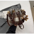 Détail du sac seau en laine à carreaux avec poignée en cuir et charm en peluche - Avec Pendentif / Gris