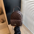 Mini sac à dos matelassé marron foncé avec texture mate et détails de chaîne argent - Marron
