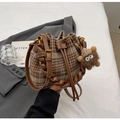 Détail du sac seau vintage en laine à carreaux avec poignée tressée et breloque peluche - Avec Pendentif / Marron