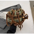 Détail du sac seau à carreaux en laine avec cordon en cuir et breloque peluche - Avec Pendentif / Vert