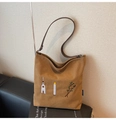 Dettaglio del ricamo vintage e trama scamosciata su borsa shopper marrone grande - Marrone