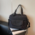 Bolso tote negro minimalista de nailon con correa ajustable y bolsillo frontal - Negro