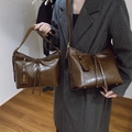 Comparación detallada de bolsos tote de cuero encerado marrón café en dos tamaños MUJU - Cocoa Brown Small