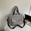 Bolso tote gris claro minimalista con correa ajustable y bolsillo lateral - gris oscuro