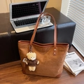 Borsa tote in camoscio marrone con goffratura di orsi e ciondolo in peluche in ufficio - Marrone con ciondolo