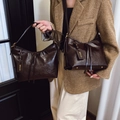 Bolso tote de cuero brillante marrón oscuro combinado con blazer de tweed para el otoño - Ebony Coffee Small