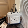 Bolso tote minimalista gris y azul con un bolsillo lateral marrón y correa de nailon - Gris claro