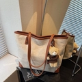 Borsa tote retrò crema con goffratura di orsi e ciondolo orsetto di peluche - Beige Con Ciondolo