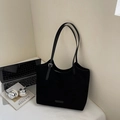 Grand cabas noir en daim avec boucle argentée réglable posé sur un bureau blanc - Noir sans Pendentif