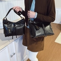Detalle de bolso hobo de cuero sintético negro con herrajes dorados y etiqueta de piel - Premium Black Small