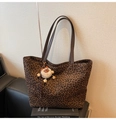 Dettaglio della borsa tote leopardata con cinturini in pelle marrone e ciondolo orsetto - Caffè con Ciondolo