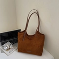 Sac fourre-tout marron mat en daim avec de fines anses en cuir sur un bureau épuré - Brun Sans Pendentif