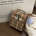 Sac à dos à carreaux marron et beige avec patch ours et lanière cuir style rétro - Marron