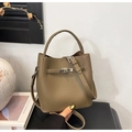 Detailansicht der braunen Bucket Bag aus Leder mit silbernem Drehverschluss - Litchi-Textur-Stil / Elefantengrau