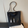 Borsa tote in tela nera con ricami vintage e spalline in pelle marrone regolabili - Nero