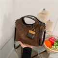 Dunkelbraune Retro-Beuteltasche aus Wildleder mit floraler Prägung und Schultergurt - Braun