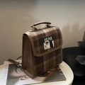Sac à dos vintage à carreaux marron avec bordure en cuir et écusson d'ours élégant - Marron
