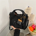 Große schwarze Vintage-Handtasche mit Prägemuster und dekorativem Mini-Taschenanhänger - Schwarz