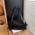 Glänzende schwarze Schultertasche mit Vintage-Schnallen und Metallösen-Dekorstreifen - Schwarz