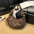 Bolso hobo de media luna con estampado de leopardo vintage y detalles fruncidos - Marrón