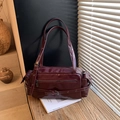 Schicke burgunderrote Lackleder-Schultertasche mit Schnallendetails und glänzendem Finish - Burgunderrot