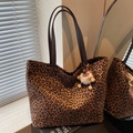 Grande borsa tote leopardata con cinturini in pelle marrone e ciondolo a forma di orso - Marrone con ciondolo