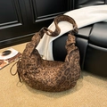 Bolso bandolera ajustable con estampado de leopardo y diseño de media luna - Marrón