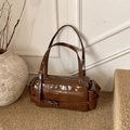 Vintage braune glänzende Lederschultertasche mit Schnallendetails und Doppelgriffen - Braun