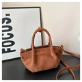 Detailansicht der braunen Wildledertasche mit Ledergriff und goldener Metallschnalle - Braun