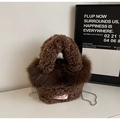 Detailansicht der braunen Plüsch-Handtasche mit Pelzbesatz und silberner Kugelkette - Kaffeebraun