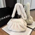 Elegante bolso nube de piel sintética marfil con diseño plisado y asa ancha - Blanco