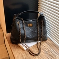 Borsa hobo vintage in pelle nera con cuciture trapuntate e catena dorata - Nero