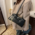 Bolso de hombro retro en cuero sintético negro con dije de llave dorada y hebilla - Negro
