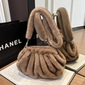 Elegante bolso nube de piel sintética marrón con textura plisada y correa ancha para el hombro - Caqui