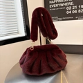 Bolso de mano tipo nube plisado en pelo sintético granate con correa de felpa suave - Burdeos