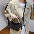 Borsa a tracolla a mezzaluna minimalista in pelle nera con nappa e tracolla regolabile - Con Ciondolo / Nero