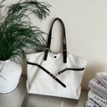 Borsa tote in pelliccia sintetica bianca con manici marroni e fibbie dorate eleganti - Bianco