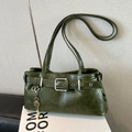 Bolso retro verde oscuro en cuero encerado brillante con hebilla plateada y colgante - Verde