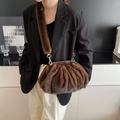 Bolso nube de piel sintética marrón con textura plisada y correa de hombro de felpa - Marrón