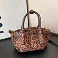 Schicke Handtasche mit Leopardenmuster, braunen Ledergriffen und goldenem Metalllogo - Leopardenbraun
