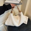 Bolso tote de felpa blanca con asas de cuero marrón y anillos de metal plateado - Blanco Roto