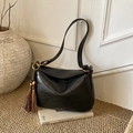 Glänzende schwarze Vintage-Schultertasche mit Retro-Quaste und goldenem Logo-Detail - Schwarz mit Anhänger